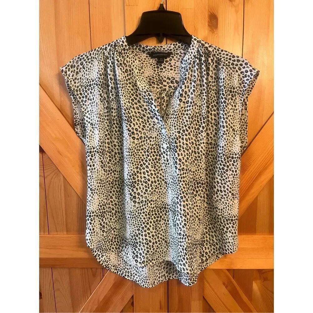 Banana Republic semi sheer short sleeve blouse XS animal print button up (3804)￼